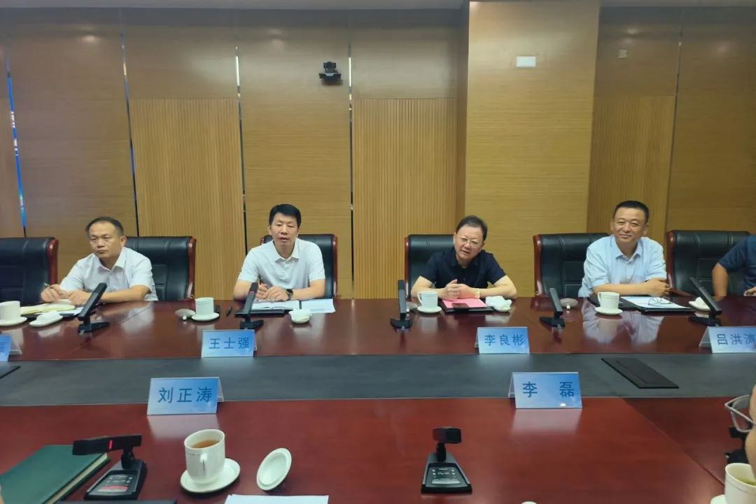 鋰業巨頭贛鋒鋰業董事長李良彬、躍迪集團董事長呂洪濤聯袂造訪中國重汽,與劉正濤董事長洽談新能源領域合作前景